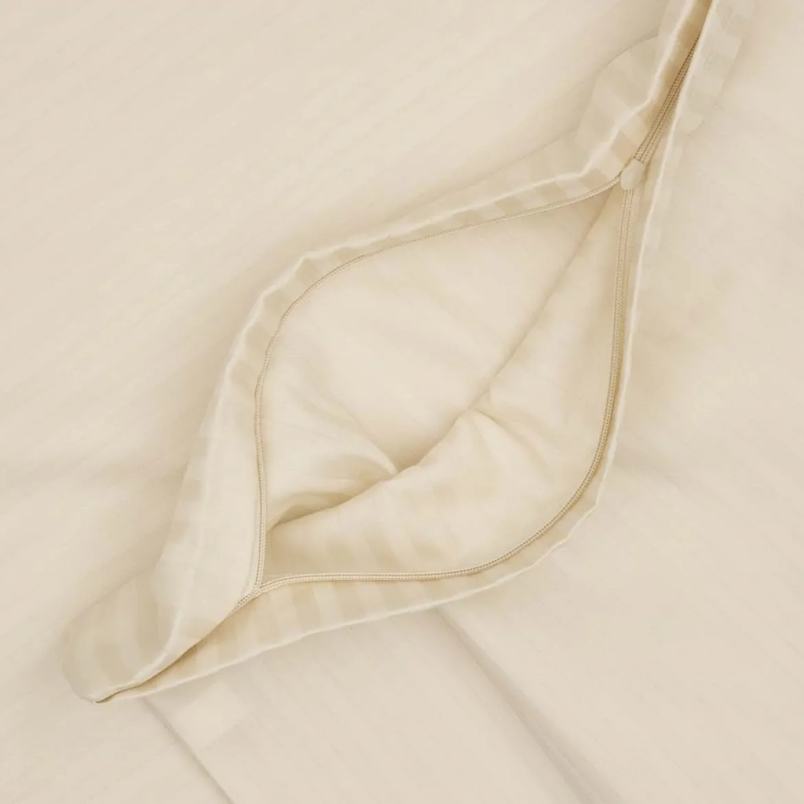 Sengetøj 140x220 cm - bomuldssatin - Smal stribet - champagne - Prima