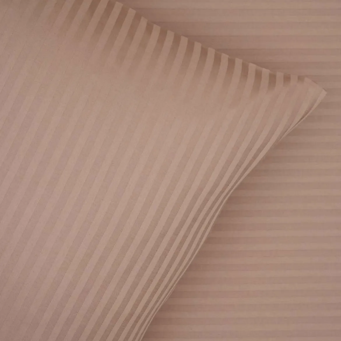 Sengetøj 140x220 cm - bomuldssatin - Smal stribet - taupe - Prima