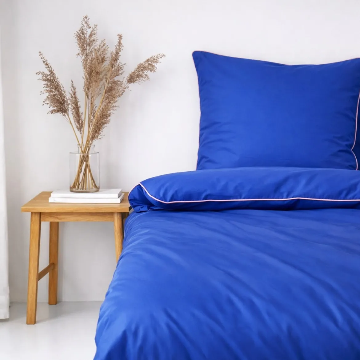 Sengetøj 140x220 cm - bomuldssatin - Una - blå med lilla piping - Luna Denmark